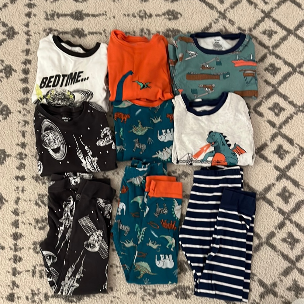 Great condition- boys size 6- Carters mix and match winter long sleeve pjs!